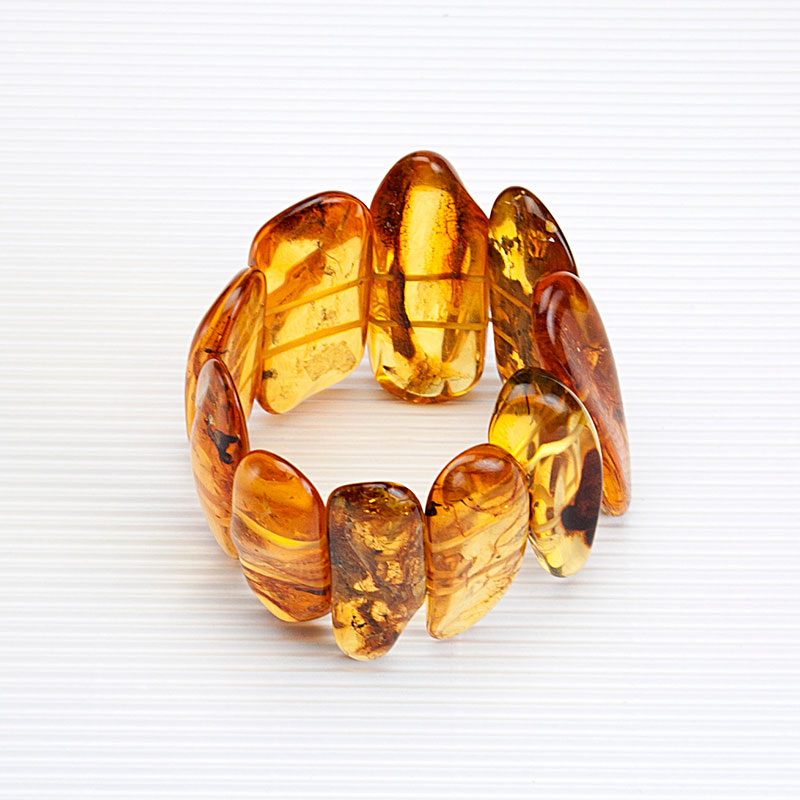 Bracelet made of solid Baltic amber, cut by hand (elastic).