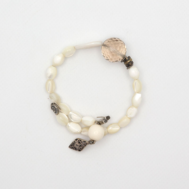 Bracelet made of mother of pearl, quartz and silver.