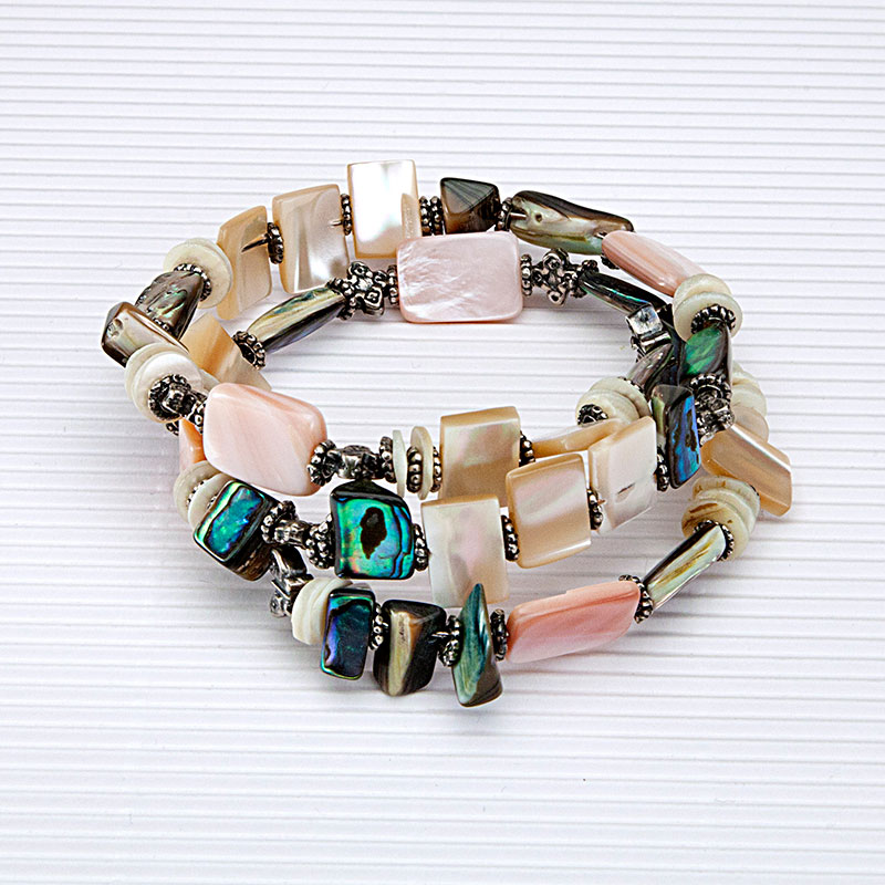 Bracelet made of mother of pearl and silver.