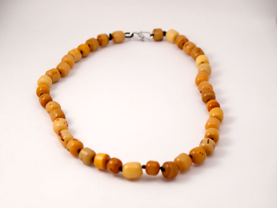 Neclace made of Mastic-Amber, old mixture of amber and bakelite (1930-1950) and silver
